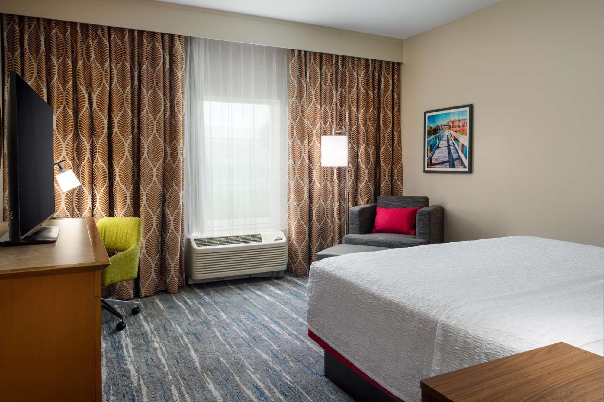 Hampton Inn Плант Сити Екстериор снимка